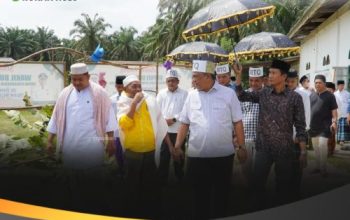 Bupati Rokan Hulu Kunjungi Pondok Pesantren Tuan Muda Al-Muqorobbah, Jalin Silaturahmi dan Dukung Pengembangan Pendidikan Agama