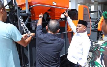 Dua Combine Harvester Disalurkan ke Petani Siak, Dorong Panen Cepat dan Produktivitas Padi
