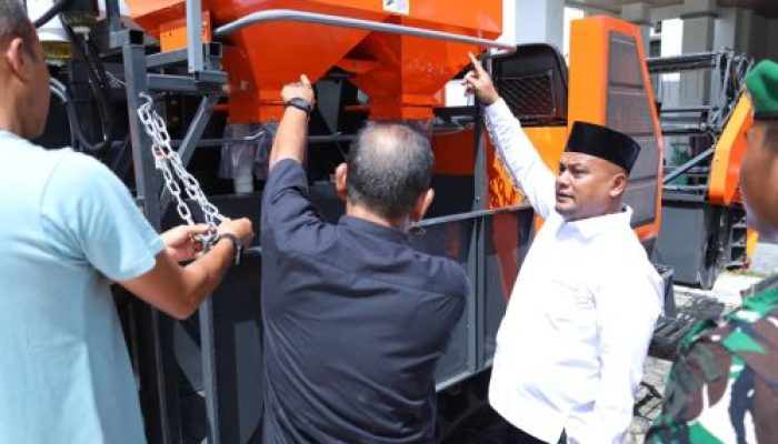 Dua Combine Harvester Disalurkan ke Petani Siak, Dorong Panen Cepat dan Produktivitas Padi