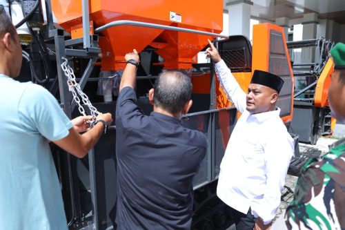Dua Combine Harvester Disalurkan ke Petani Siak