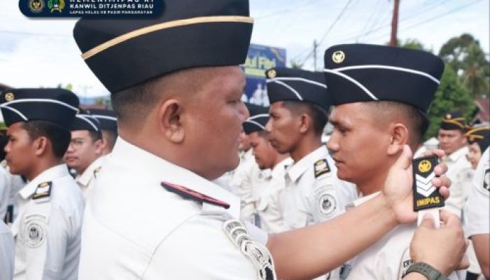 Tingkatkan Kinerja Petugas, Kalapas Pasir Pangarayan Sematkan Pangkat Baru dan Anugerahkan Penghargaan Pegawai Teladan