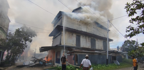 Kebakaran Hebat Hanguskan Puluhan Rumah di Pulau Kijang