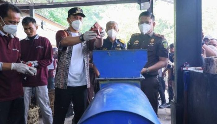Kejati Riau Musnahkan 22,2 Juta Batang Rokok Ilegal, Lindungi Penerimaan Negara