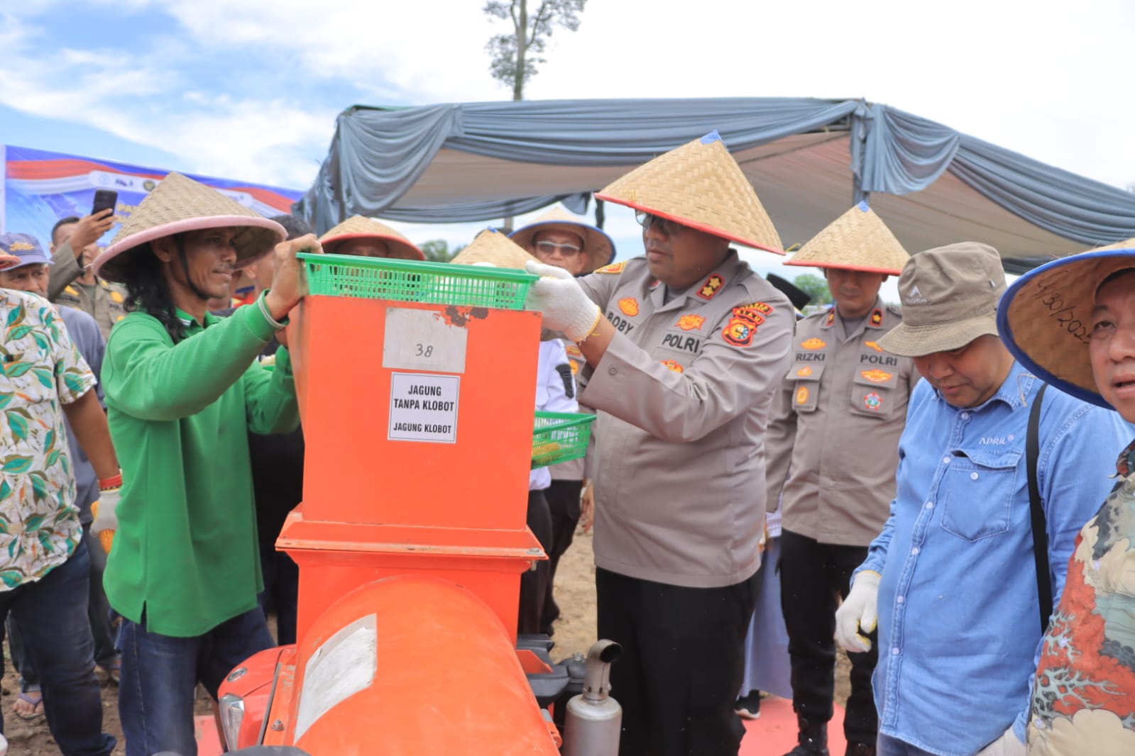 Panen Jagung 2 Ton di Kampar, Sinergi Polisi dan Warga Dorong Swasembada Pangan