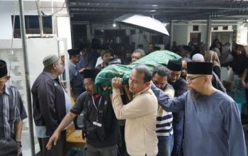 Tokoh Pers Nasional Zulmansyah Sekedang Dimakamkan, Riau Berduka