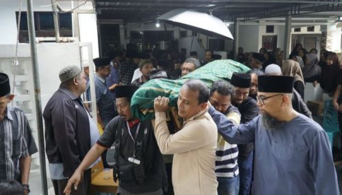 Tokoh Pers Nasional Zulmansyah Sekedang Dimakamkan, Riau Berduka