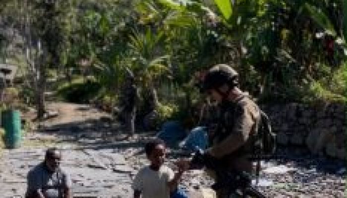 Patroli Jalan Kaki Satgas Ops Damai Cartenz-2026 Buka Ruang Dialog dengan Warga di Puncak Jaya