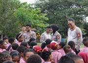 Satgas Ops Damai Cartenz Salurkan Bantuan Seragam Sekolah dan Berikan Edukasi Bahaya Narkoba dan Bijak Bermedia Sosial kepada Pelajar di Sarmi