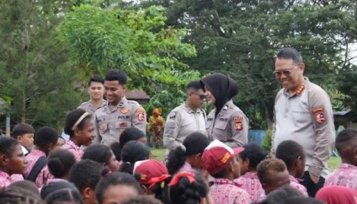 Satgas Ops Damai Cartenz Salurkan Bantuan Seragam Sekolah dan Berikan Edukasi Bahaya Narkoba dan Bijak Bermedia Sosial kepada Pelajar di Sarmi