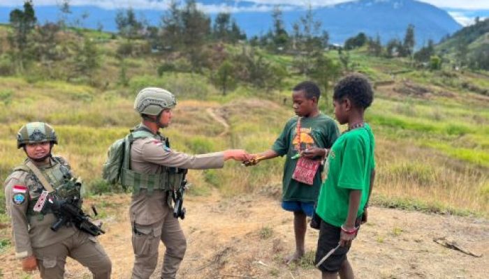 Patroli di Ilaga, Satgas Kepolisian Operasi Damai Cartenz Bangun Kedekatan dengan Masyarakat