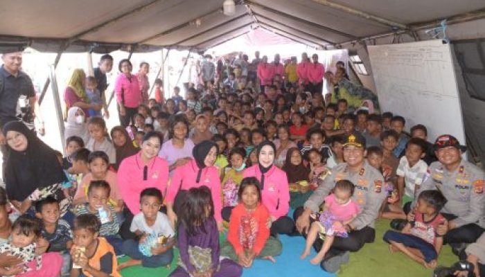 Polri Hadirkan Kepedulian, Berikan Trauma Healing bagi Pengungsi Gempa di Maumere
