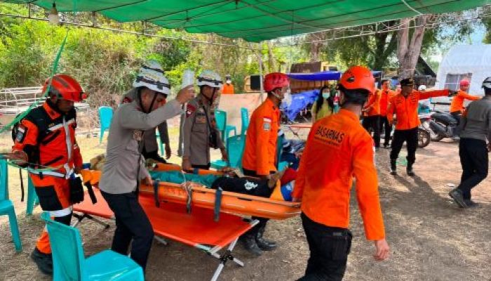 Hari Ke-6 Pascagempa, Polri Terus Bergerak: Brimob dan Bantuan Logistik Konsisten Dikirim ke NTT