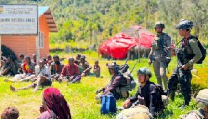 SINAK, Papua Tengah – Aktivitas masyarakat di Distrik Sinak, Kabupaten Puncak, Papua Tengah, berlangsung seperti biasa pada Kamis (27/8/2026). Di tengah aktivitas warga, personel Satgas Kepolisian Operasi Damai Cartenz-2026 menyambangi sejumlah titik dan berinteraksi langsung dengan masyarakat.