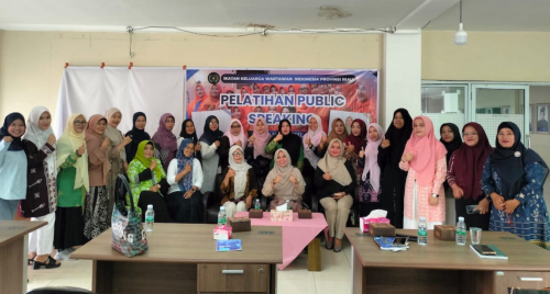 IKWI Riau, Public Speaking, PWI Riau, Perempuan Riau, Khairani Hasyim